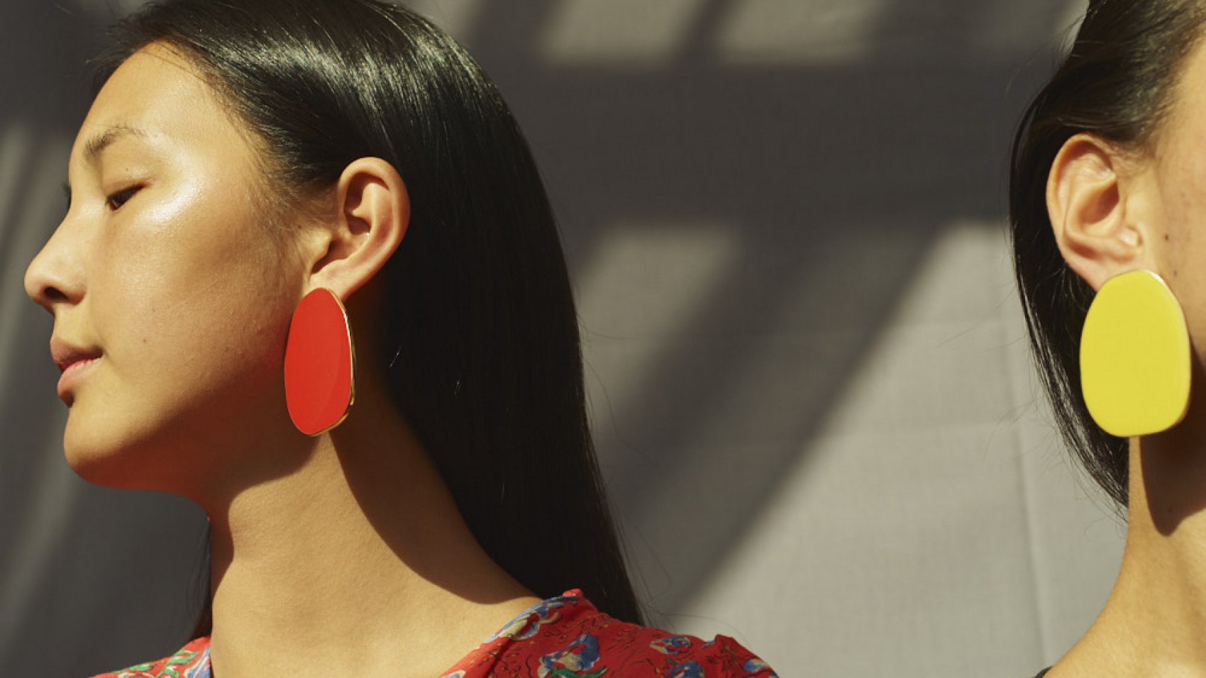AYPERI WEARS COLOURED STONE 01 IN FEUERROT.