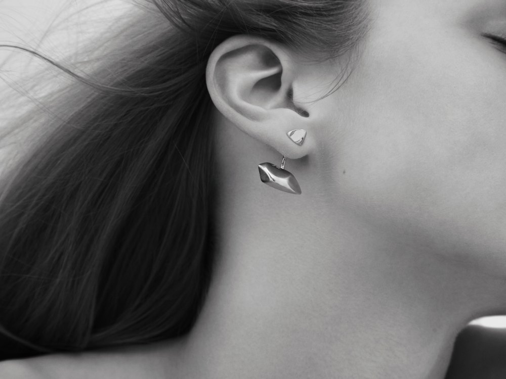 SMALL FLYING STONE EARRING IN GOLD SILVER HANDPOLLISHED SHINY SURFACE XENIABOUSDESIGN