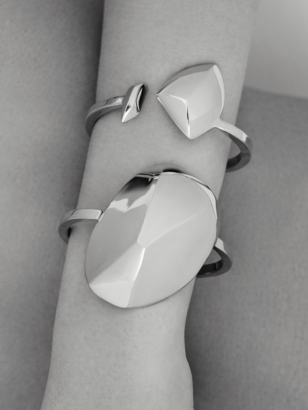 DANCING STONE CUFF NR 10 GOLDENSTONECOLLECTION SCULPTURAL JEWELLERY WITH SHINY SURFACES XENIABOUSDESIGN