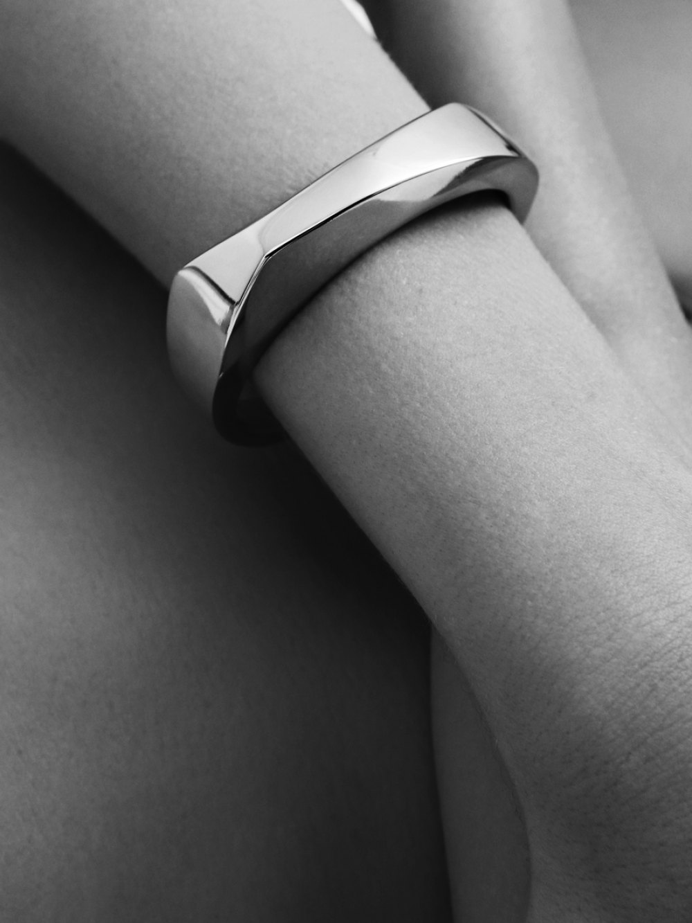 ICONIC SCULPTURAL CUFF IN GOLD